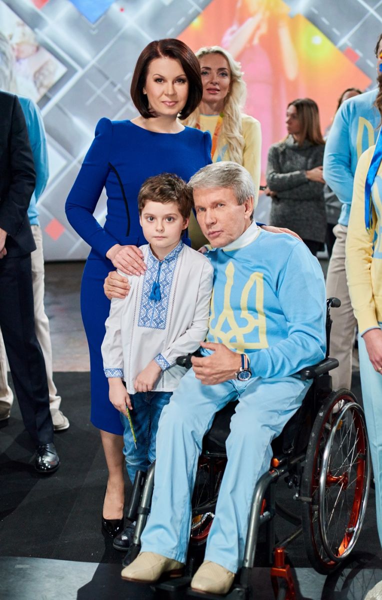 Джамала, Катя Осадчая, Елена Кравец и звезды "1+1" спели гимн Украины